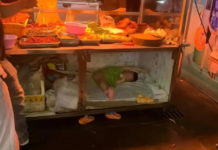 父母帶小孩工作!攤車底下更溫情 網全破防:也是另一種幸福