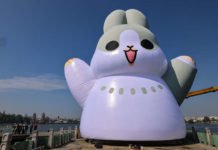 Welcome兔Kaohsiung! 18公尺「巨大ㄇㄚˊ幾兔」登場 高舉雙手迎接大家來賞燈